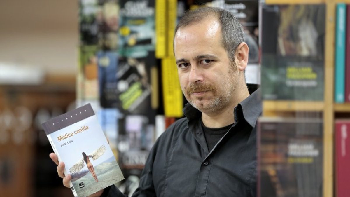 L'escriptor Jordi Lara, durant la presentació de 'Mística conilla' a La Capona.
