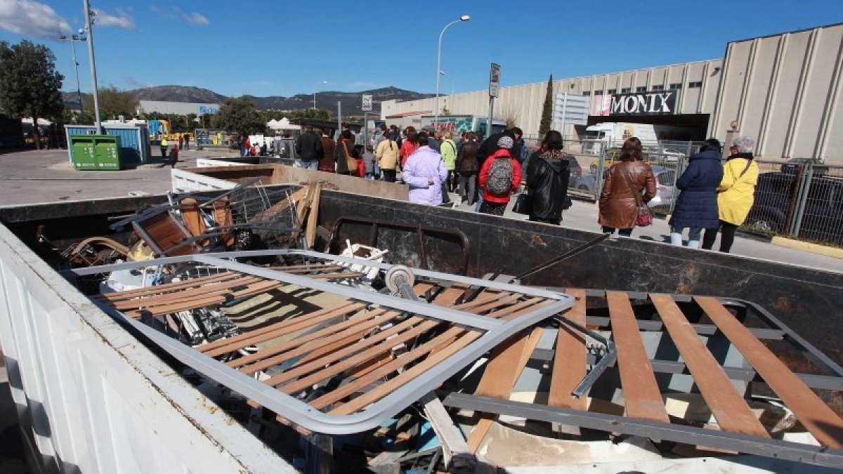 A la deixalleria de Valls es comprova l'estat dels materials.