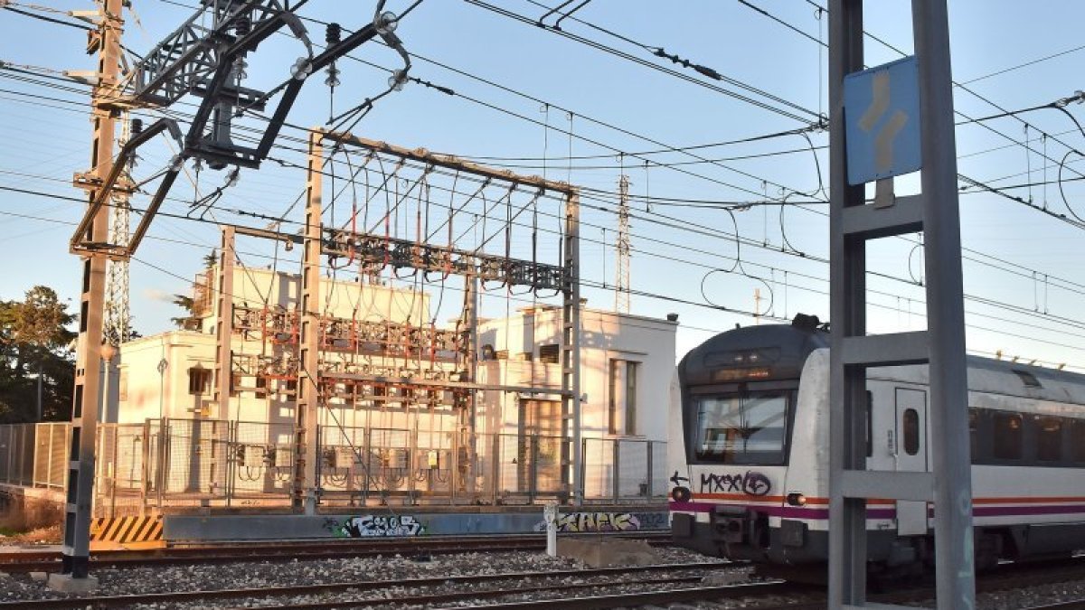 Imagen de la subestación eléctrica de Adif en Reus, muy próxima a la estación.