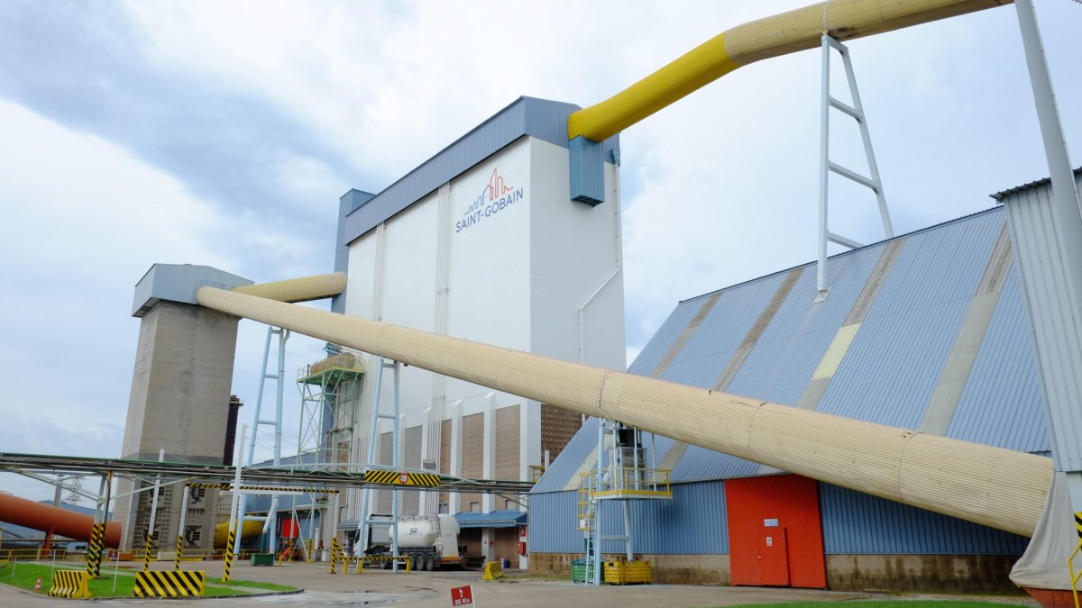 En L’Arboç, Saint-Gobain fabrica vidrio plano para construcción y vidrio para automoción.