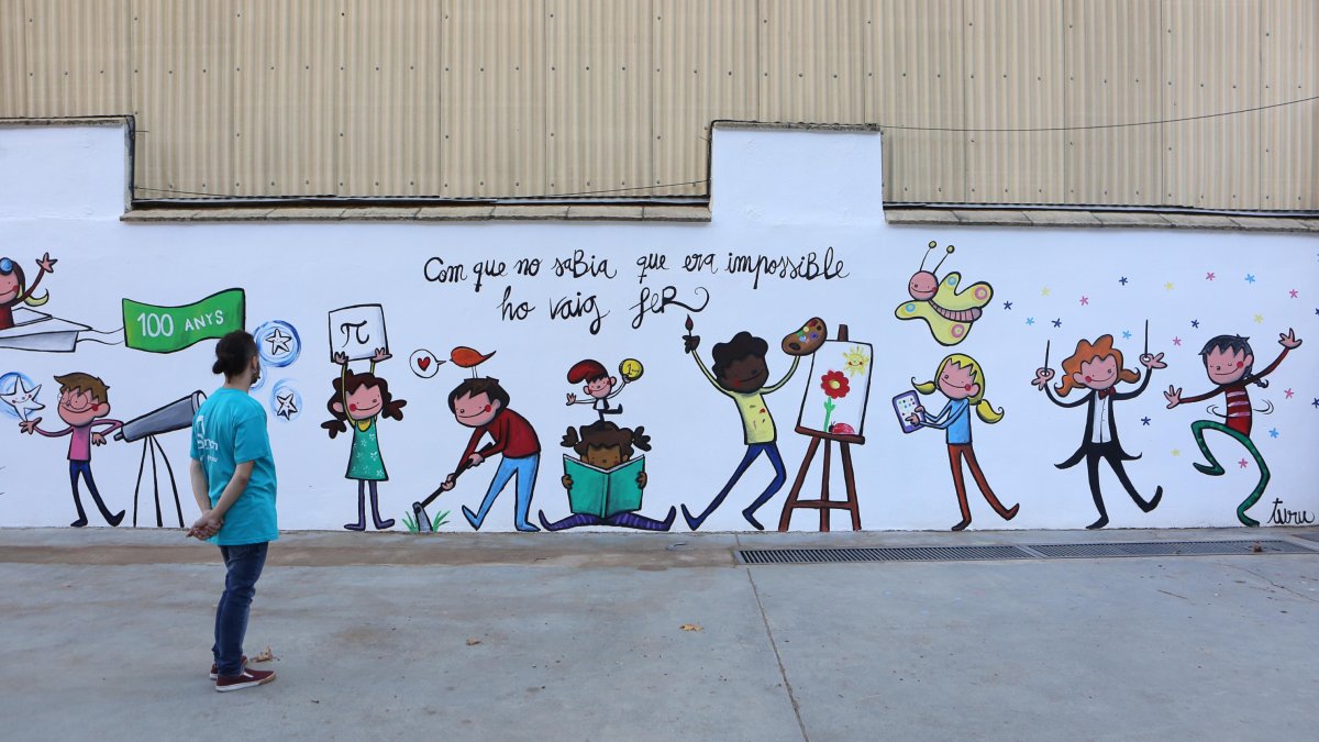 Imatge d’arxiu del mural que es va fer al pati de l’escola per celebrar el seu centenari.