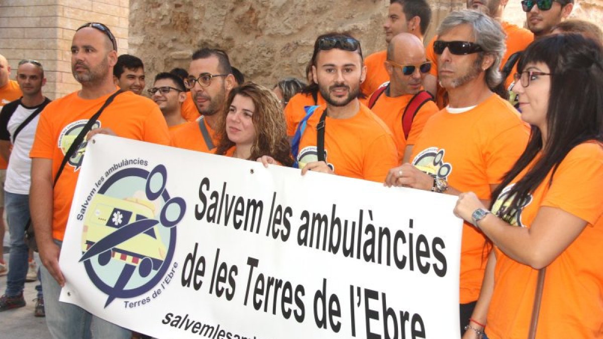 Imatge d'arxiu dels treballadors del transport sanitari de les Terres de l'Ebre concentrats per la plataforma Salvem les Ambulàncies a la delegació del Govern a Tortosa on sostenen una pancarta.