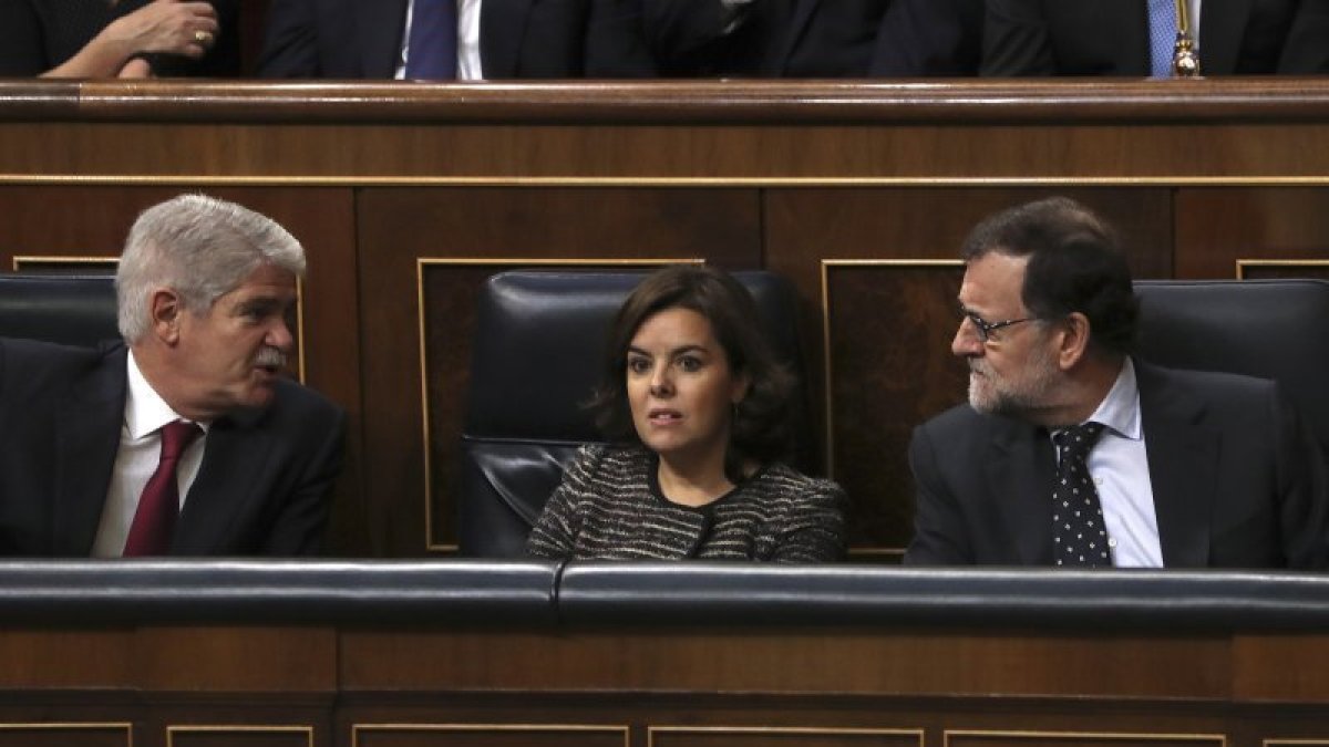 Imagen de archivo de el ministro de Exteriores, Alfonso M. Dastis; la vicepresidenta Sáenz de Santamaría; y el presidente Rajoy. EFE