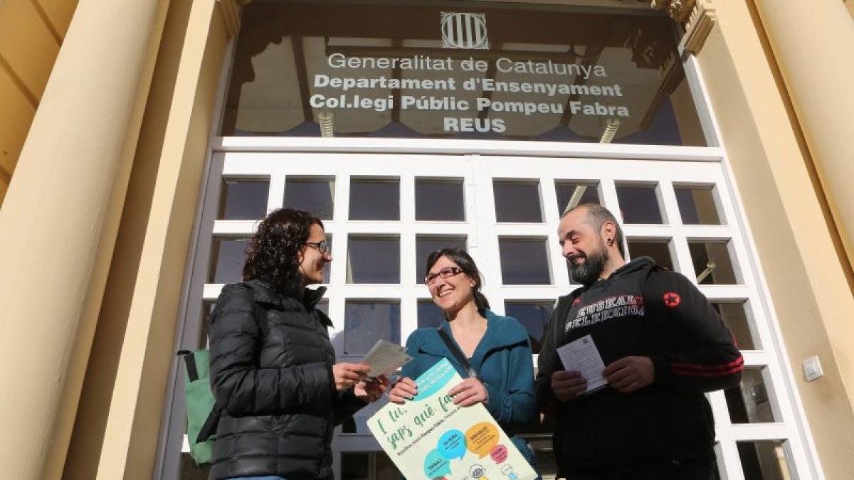 Alguns dels pares que s'han mobilitzat per incentivar la matriculació a l'escola Pompeu Fabra.