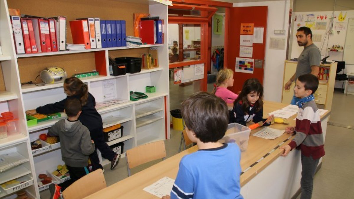 Alumnos de primero y segundo en la clase de matemáticas. Compran cosas en la tienda y aprenden a sumar, restar y medidas.