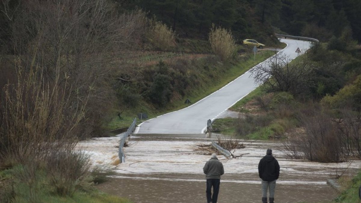 El Canaletes, desbordado en la carretera TV-3301.