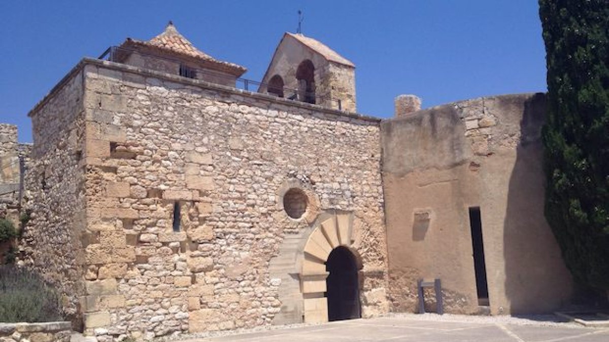 La construcción se hizo sobre la iglesia del castillo.