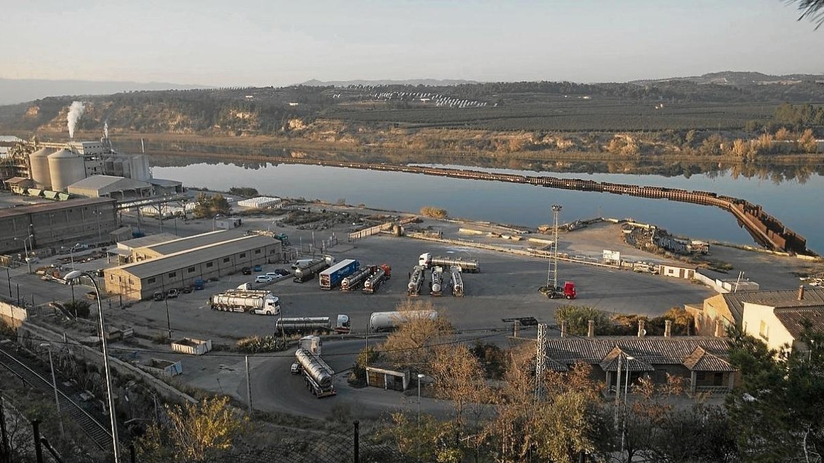Imatge de l’estat del tablestacat i la fàbrica d’Ecros a Flix, ahir a la tarda.