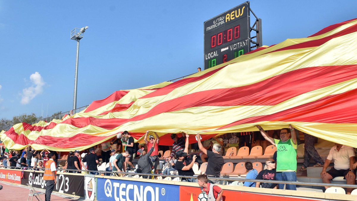 La bandera catalana gigante que lució el Estadi.