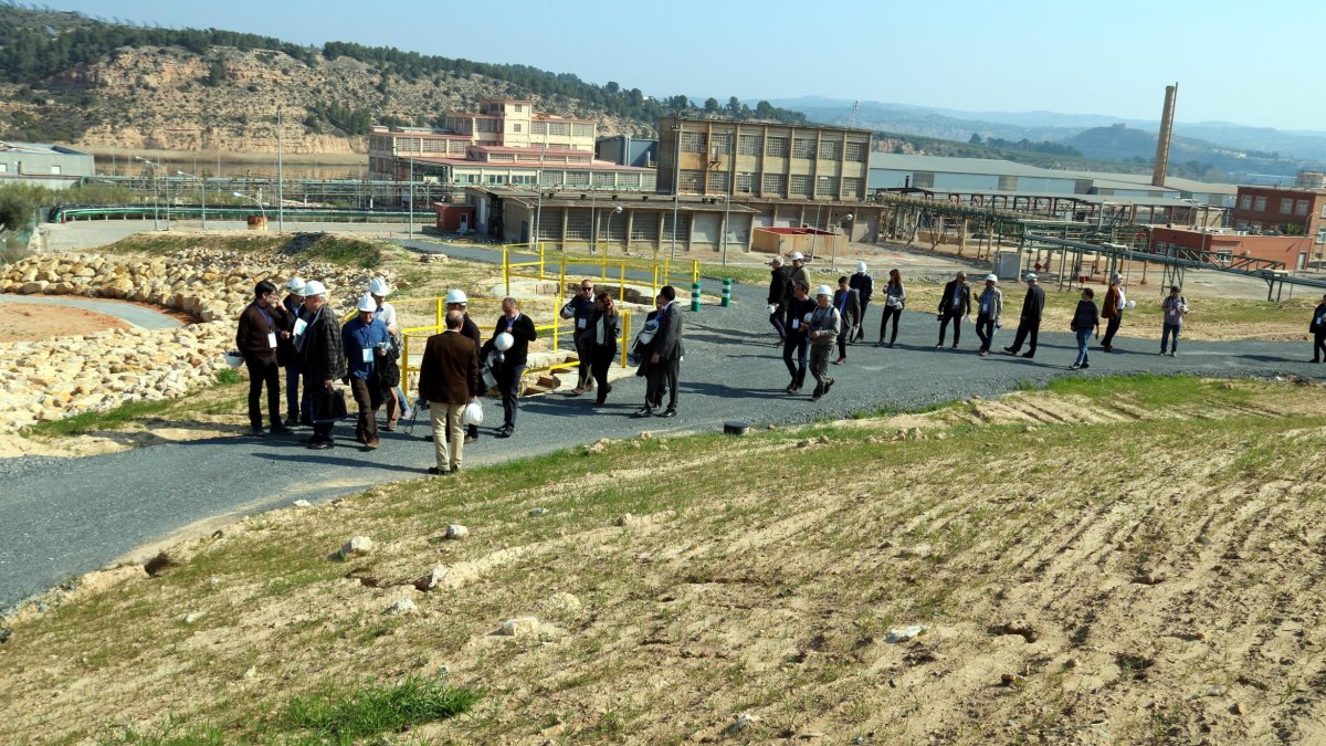 Visita de la comissió d'experts, amb els terrenys contaminats en primer pla i les instal·lacions que Ercros ha de desmantellar.