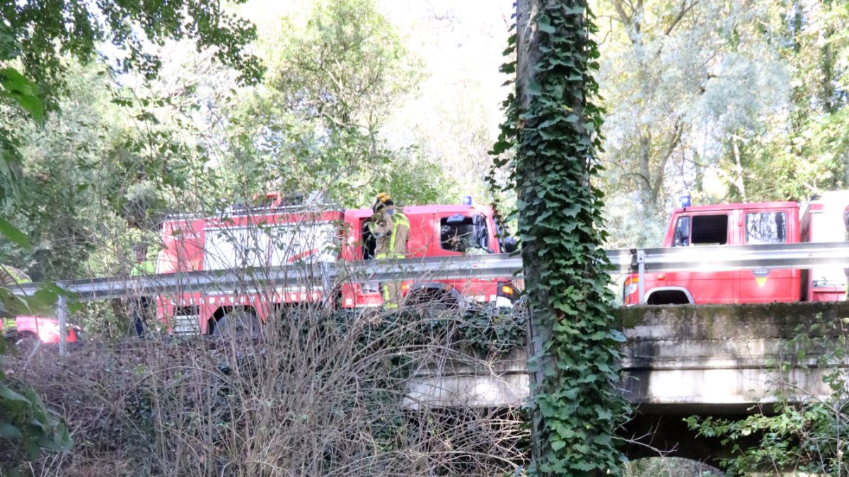 Pla general on es veu el cotxe de la víctima i els camions dels Bombers al fons aquest divendres 20 d'octubre de 2017.