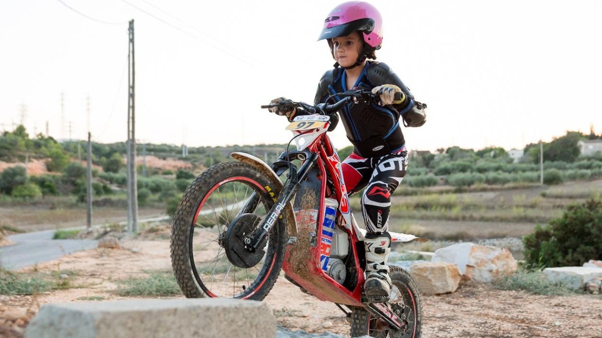 En la imagen la pequeña Ada Martí con su moto.