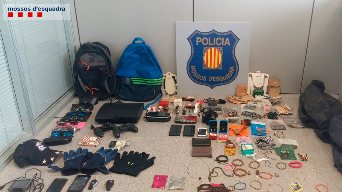 Objetos recuperados por los Mossos del robo en Vilaverd.