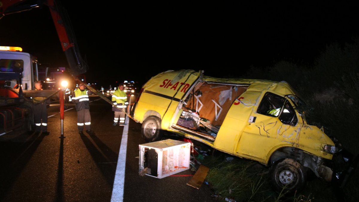 Una grua retira la furgoneta que se ha visto implicada en el accidente mortal en Llardecans.