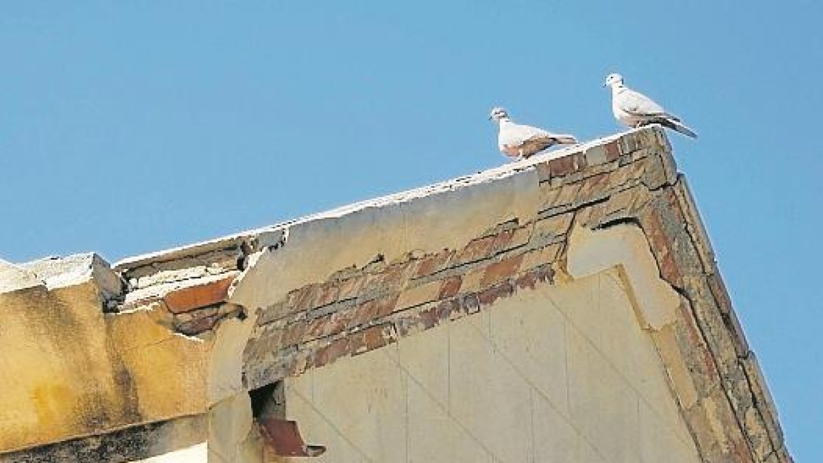Desde hace años la asociación de vecinos reclama una reforma de la iglesia, porque se cae a trozos