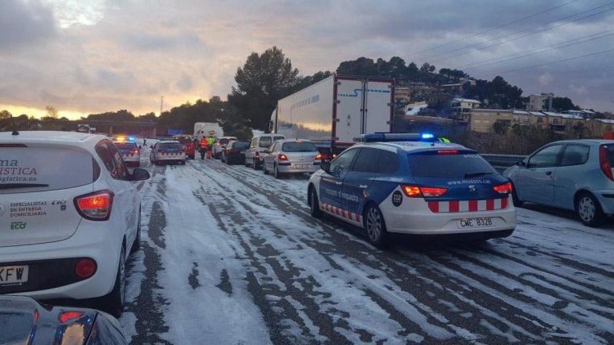 Autopista cortada a la altura de Torredembarra.