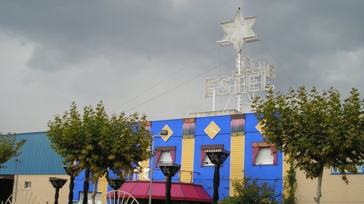 El Club Estel de Bellvei está en un polígono industrial al pie de la N-340.