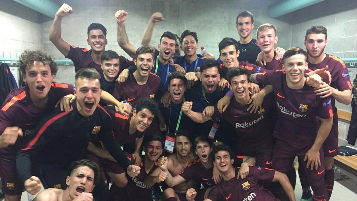 Los futbolistas del juvenil A del Barça celebran el pase a la final.