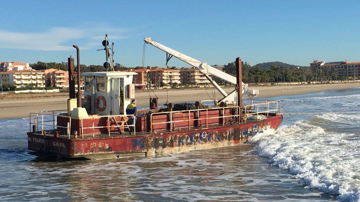 La draga antes de ser remolcada hasta el puerto.