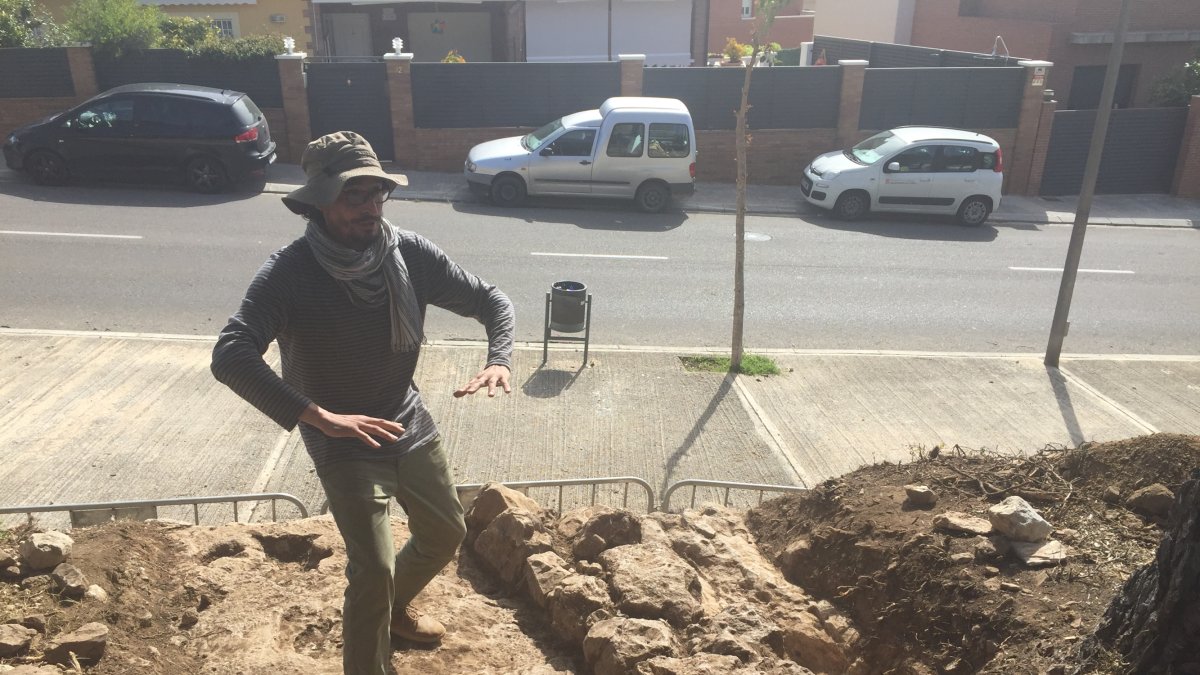 El arqueólogo Dani López, junto al muro encontrado.