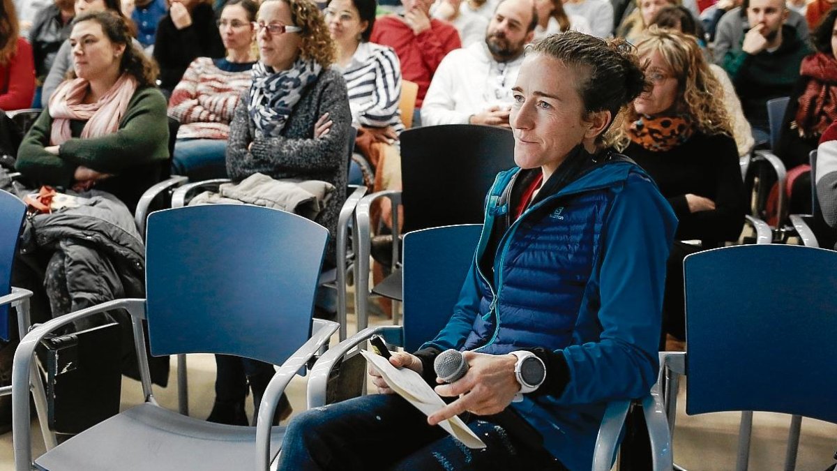 La deportista Núria Picas antes de iniciar la conferencia en la sede del ICIQ.