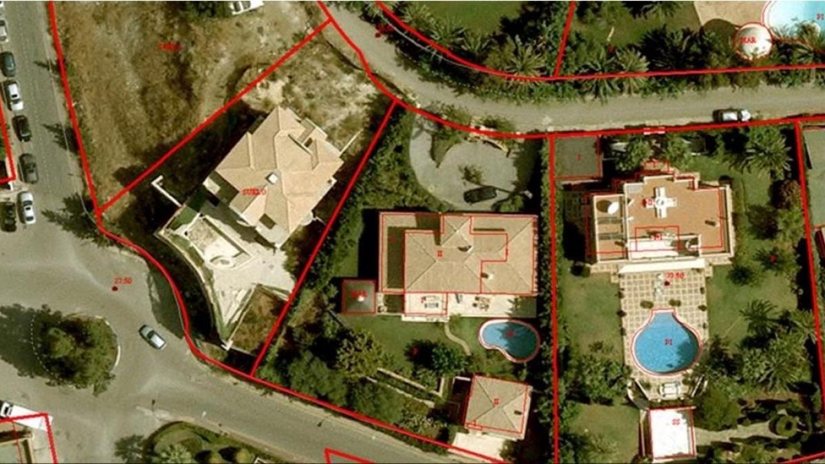 Una de las imágenes empleadas por Hacienda. Las líneas rojas marcan el límite de las propiedades. La geolocalización es básica