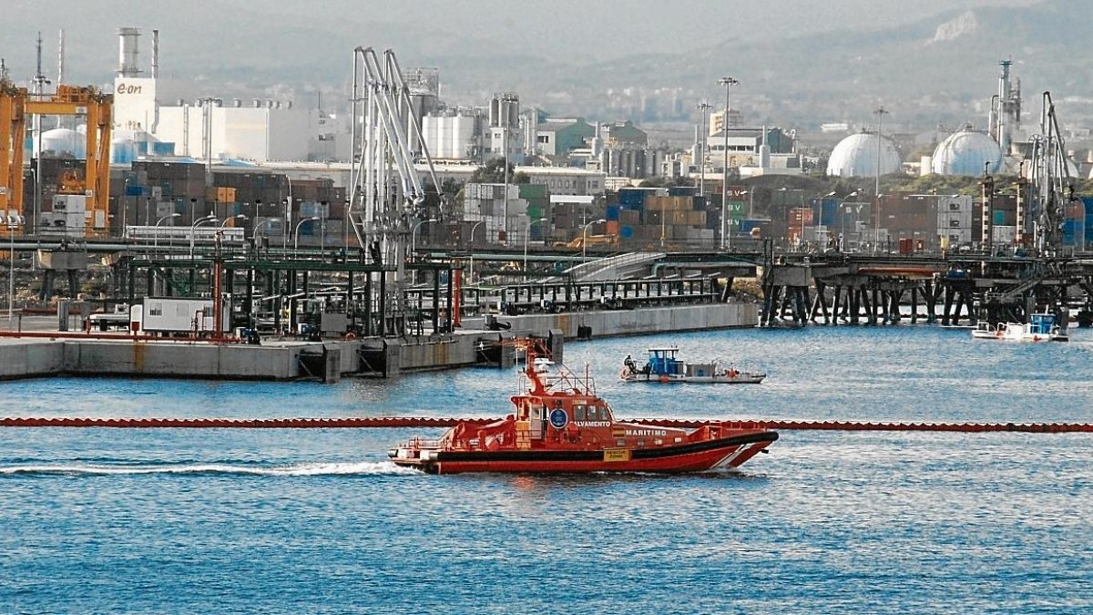 La lancha de Salvamento Marítimo durante las labores de limpieza en 2010.