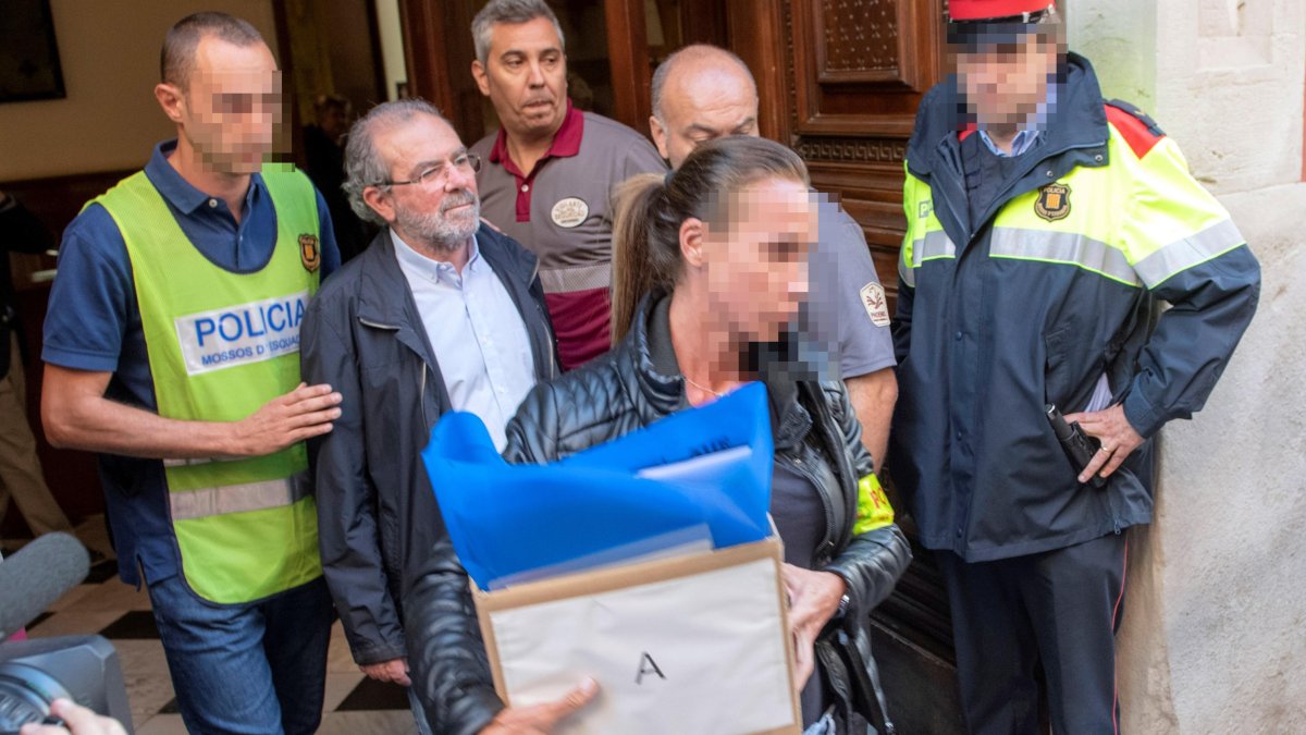 El president de la Diputació de Lleida I alcalde de Fondarella, Joan Reñé (PDeCAT) sortint de l'edifici acompanyat dels Mossos d'Esquadra.
