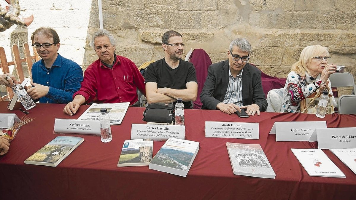 Un grup d'autors a la parada de la Biblioteca Marcel·lí Domingo i Ràdio Tortosa.