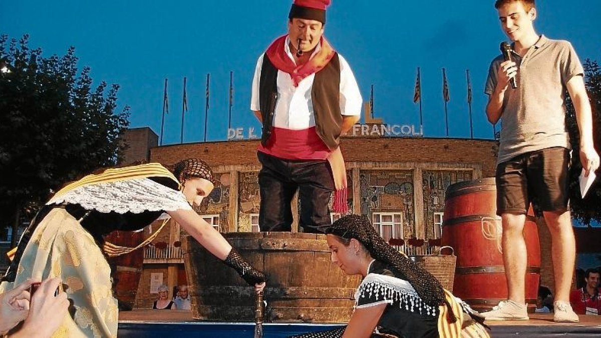 Moment de la piada de l’edició de l’any passat per a l’obtenció del primer most de la campanya.