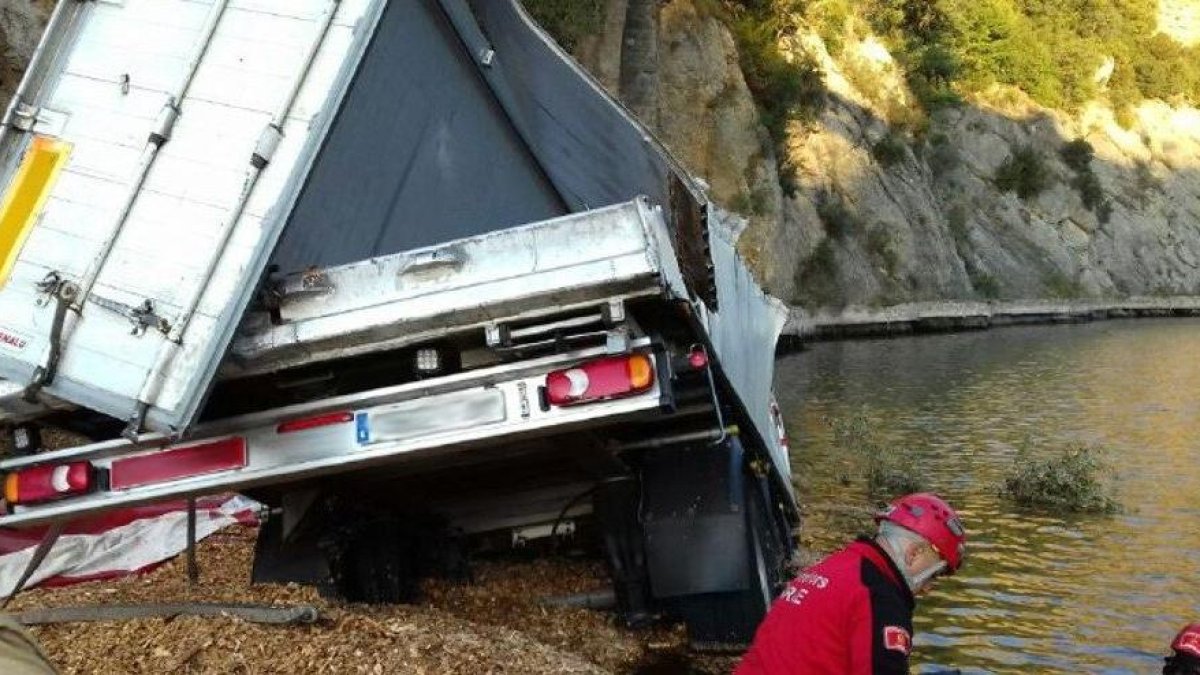 Imagen del camión accidentado. Bombers
