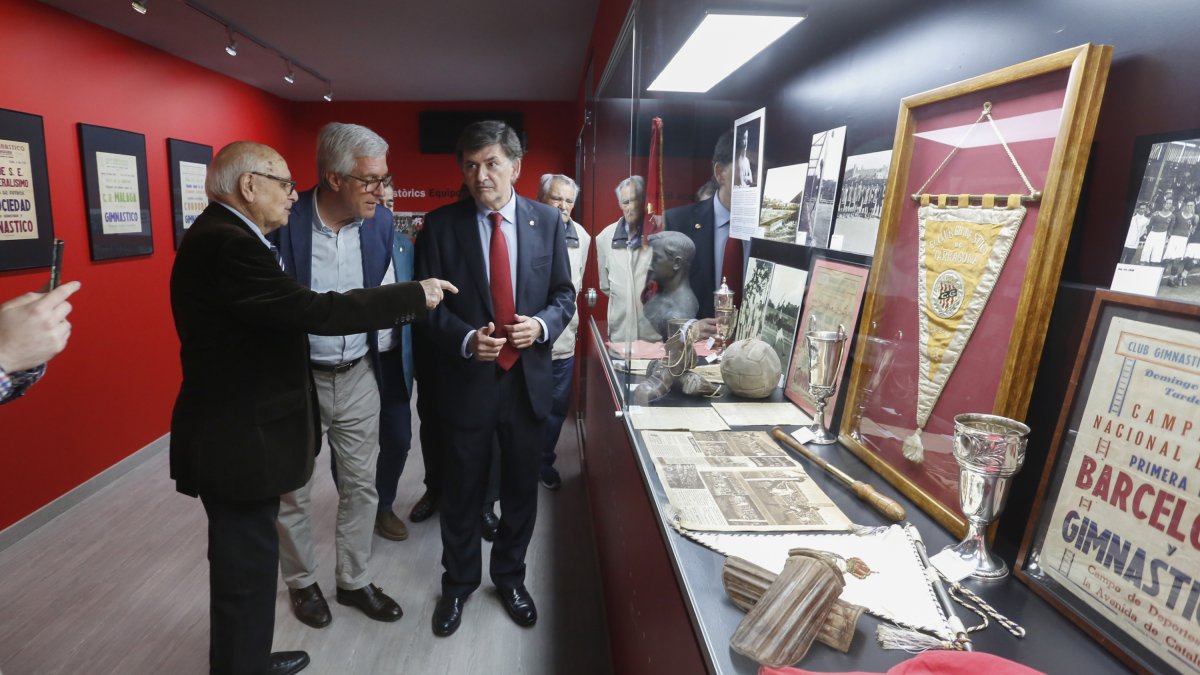 El exfutbolista Miquel Gascón junto con el alcade y el presidente.