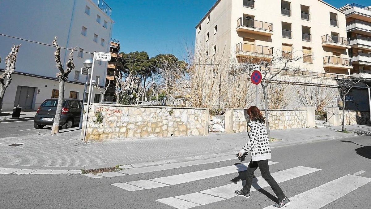 Vecinos de la calle Ponent de Salou se quejan de la reiterada presencia de cucarachas en sus edificios.