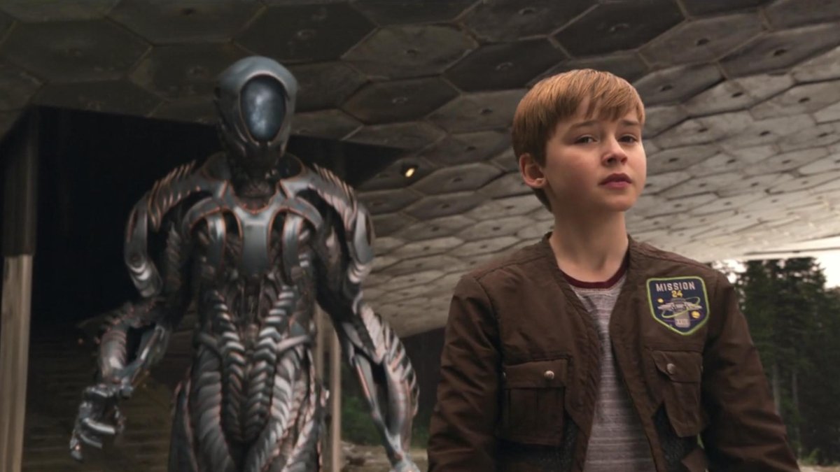 Will Robinson y su inseparable robot, en una escena de ‘Perdidos en el espacio’.