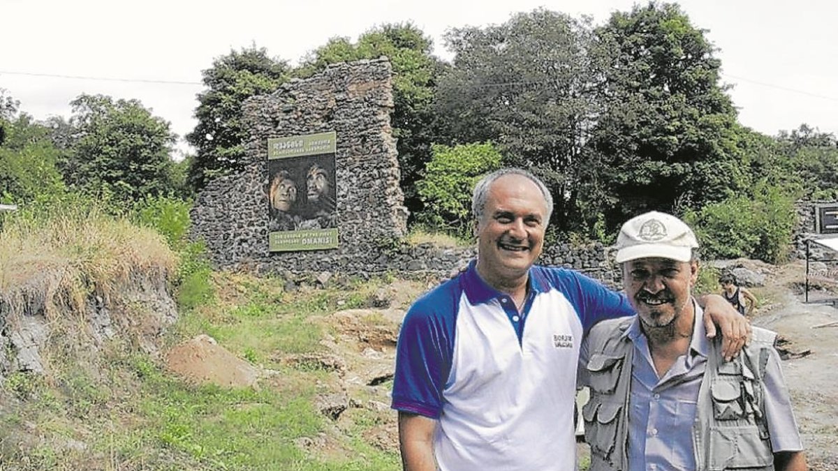 Desde la izquierda, David Lordkipanidze y Jordi Agustí, investigador del IPHES, en Dmanisi, Georgia.