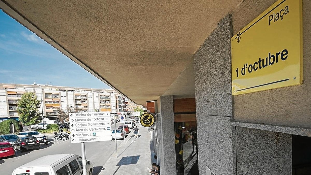 La plaça 1 d’octubre, al barri de Ferreries de Tortosa.