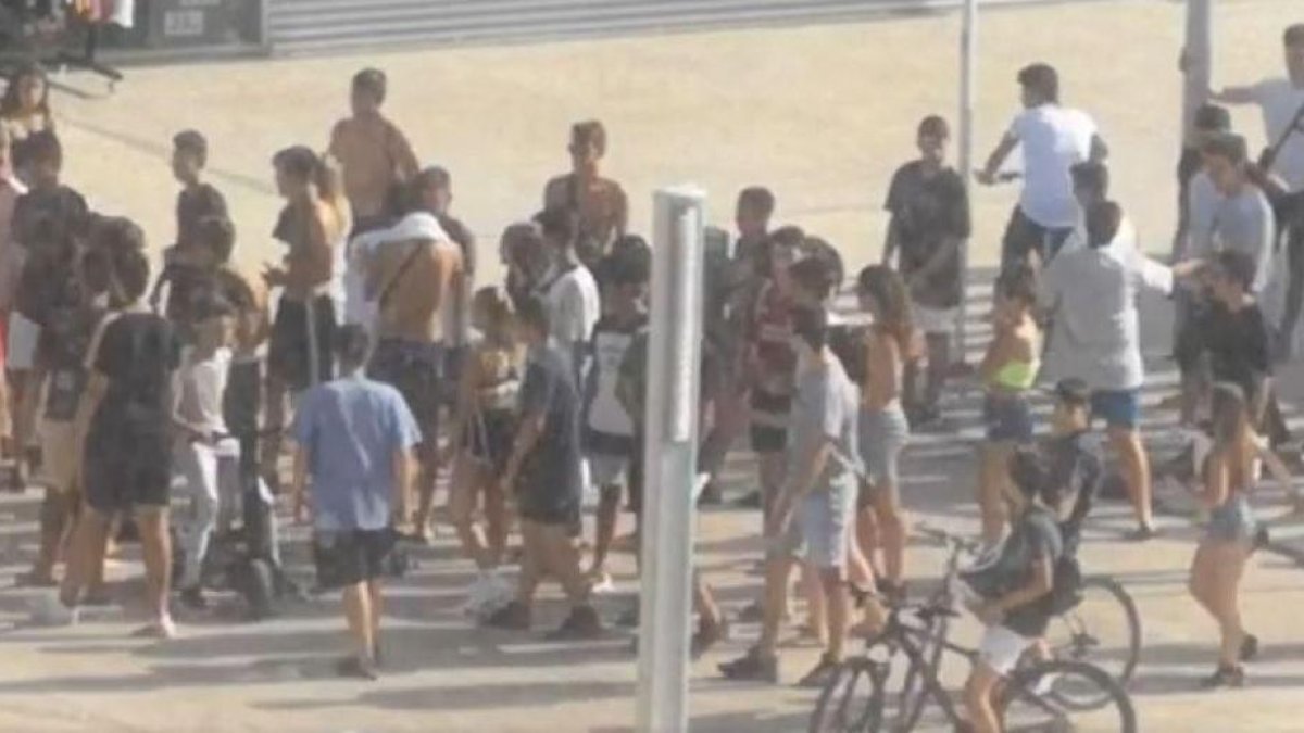 Alarma e incertidumbre por la pelea entre 50 jóvenes en el puerto de ...