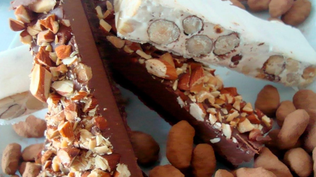 El turrón es el rey de los postres para Navidad.