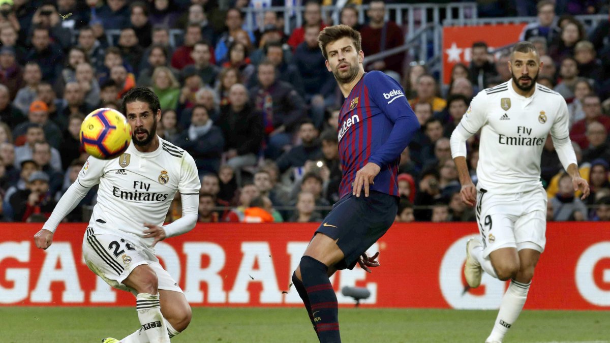 Isco y Piqué observan con detenimiento el cuero.