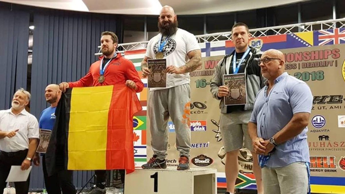 Carlos Demattey en lo alto del podio del Mundial celebrado en Eger junto al representante belga y al alemán.