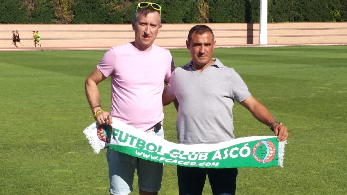 Leo López (derecha), el día de su presentación como técnico del Ascó, junto al presidente Andreu Muñoz.