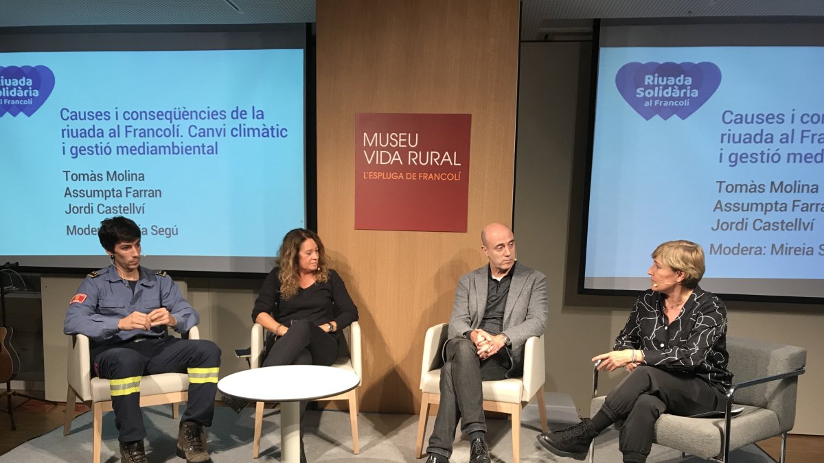 El sotsinspector de Bombers, Assumpta Farran, Tomàs Molina i Mireia Segú.
