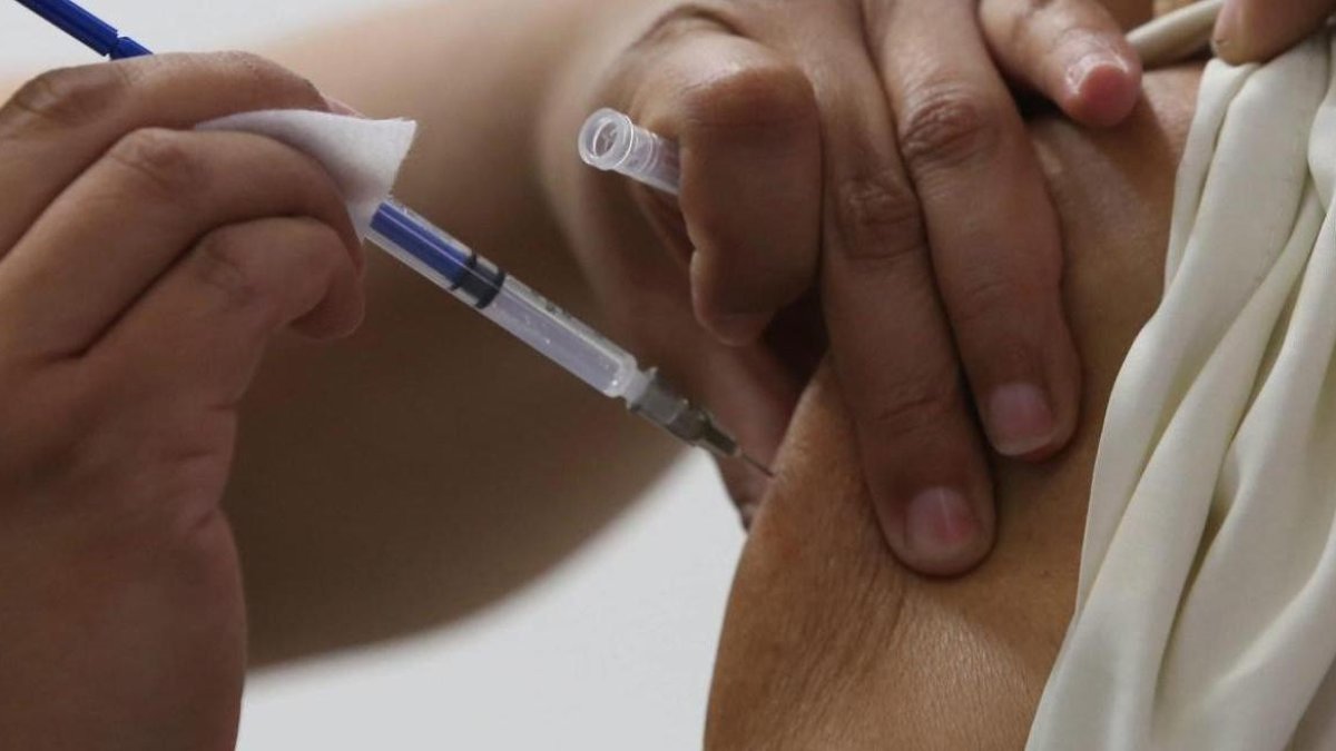 Imagen de archivo de una persona vacunándose de la gripe. EFE