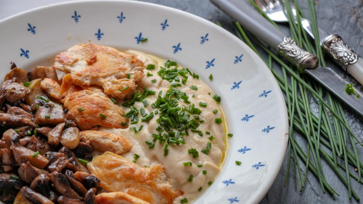 Pechuga de pollo con setas y puré de coliflor