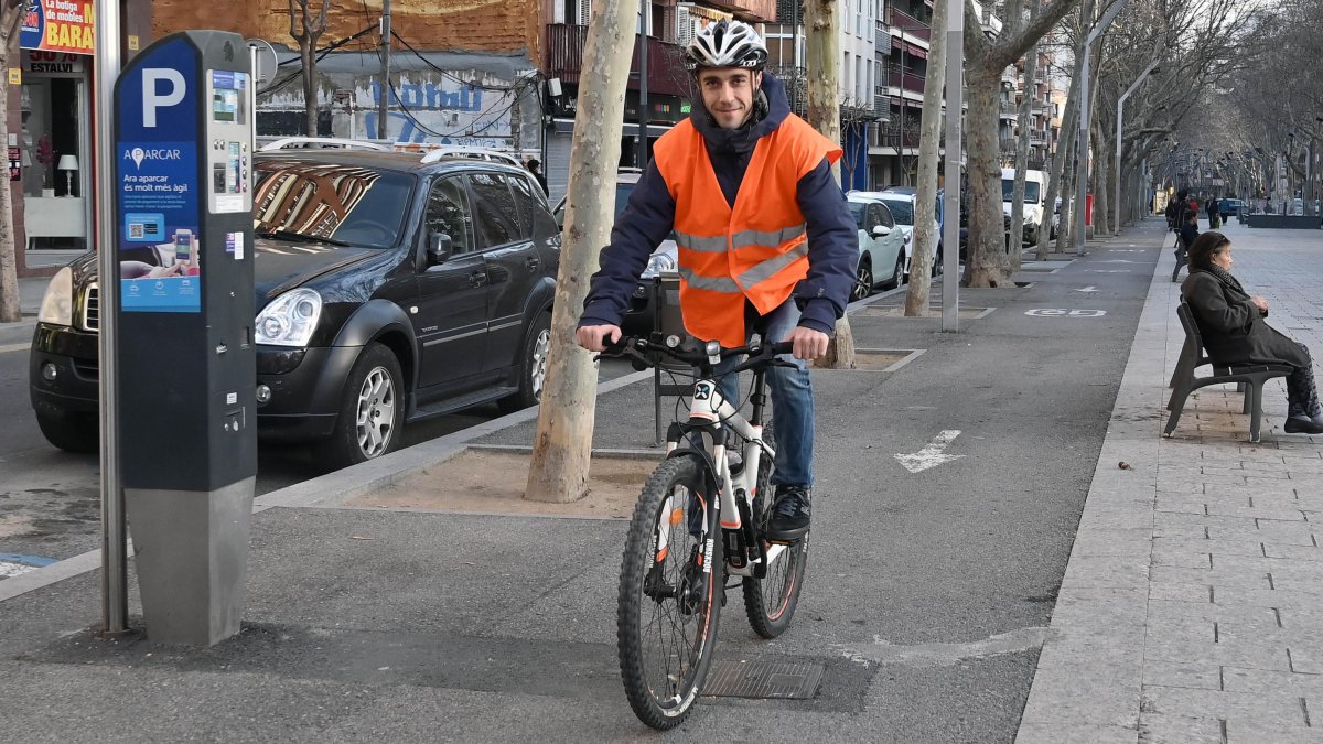 Un joven con bicicleta por el carril del paseo de Prim.