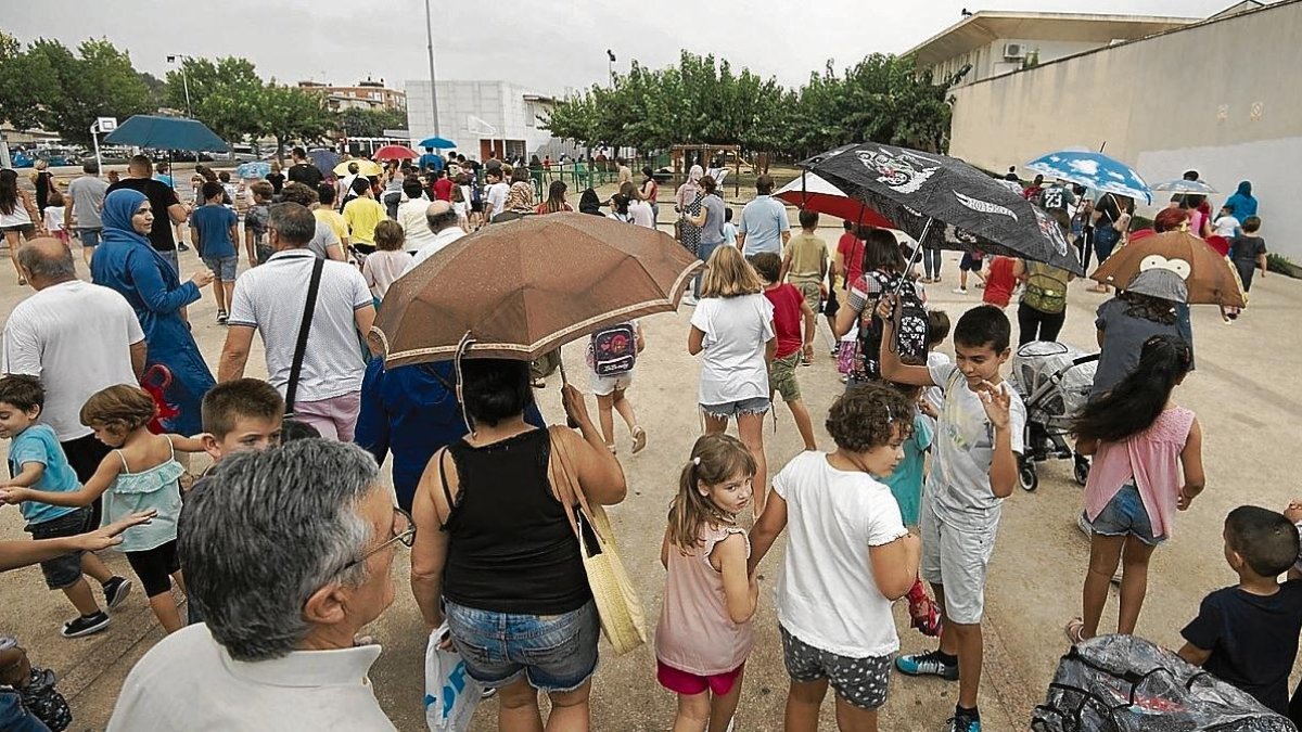 Imagen de ayer de alumnos y padres entrando en la Escola El Temple de Tortosa.
