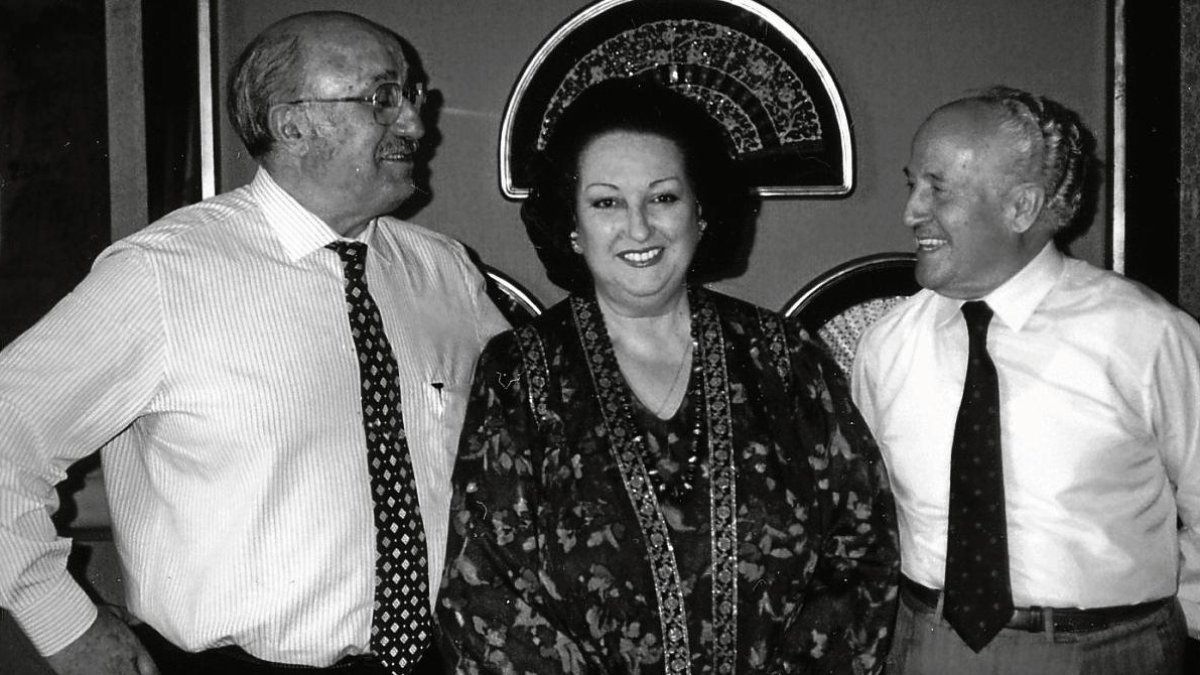 La parella Bernabé Martí i Montserrrat Caballé amb el seu amic Enrique Rubio, al Teatre Fortuny de Reus, abans de la representació de ‘Madama Butterfly’.