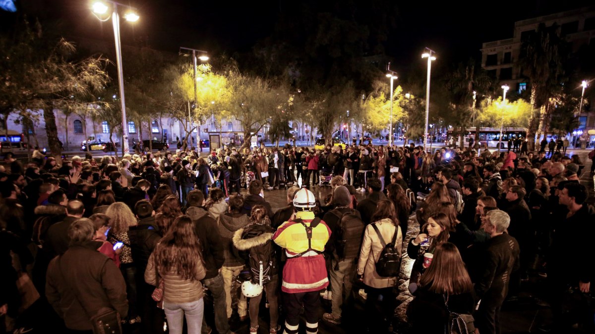 Asamblea de estudiantes anoche para decidir cómo protestar por el desalojo de la plaza Universitat. EFE