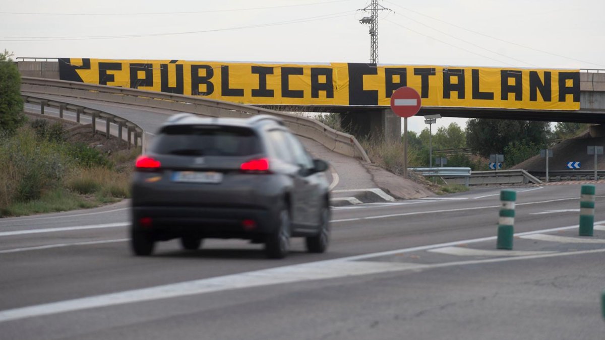 Imagen de la pancarta de la N-340 en Alcanar. Joan Revillas