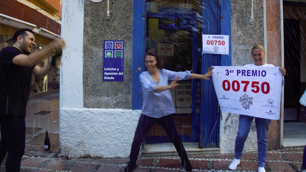 La administración de loterías número 1 de Almuñécar (Granada) celebra los cinco millones de euros repartidos con el tercer premio del Sorteo Extraordinario de la Lotería de Navidad.